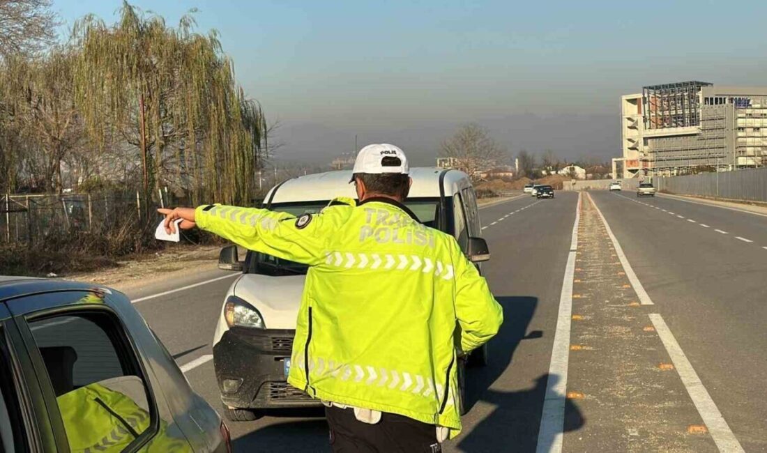 Trafik Denetiminde 2 Bin 107 Sürücüye Ceza, 96 Araç Trafikten Men Edildi Düzce'de 19 Ocak 2025'te gerçekleştirilen trafik denetimlerinde 2,107 sürücüye ceza