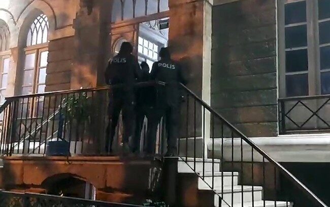 İzmir’de 25 yıl hapis cezası ile aranan bir kişi, polis tarafından yakalandı. İzmir'de, "Kasten öldürme" suçundan 25 yıl hapis cezasıyla aranan 48
