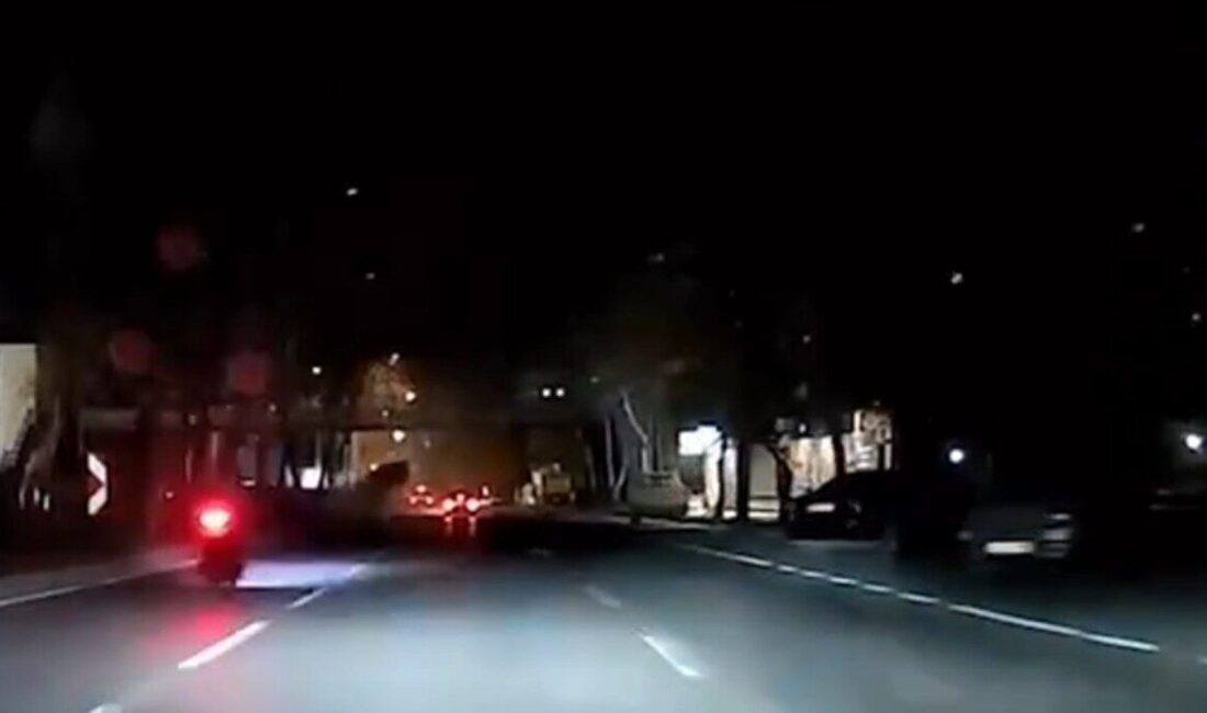 Kahramanmaraş’ta otomobilin orta refüje çarpması sonucunda 3 kişi yaralandı Kahramanmaraş'ta Y.K. yönetimindeki otomobil, sürücünün direksiyon hakimiyetini kaybetmesi sonucu orta