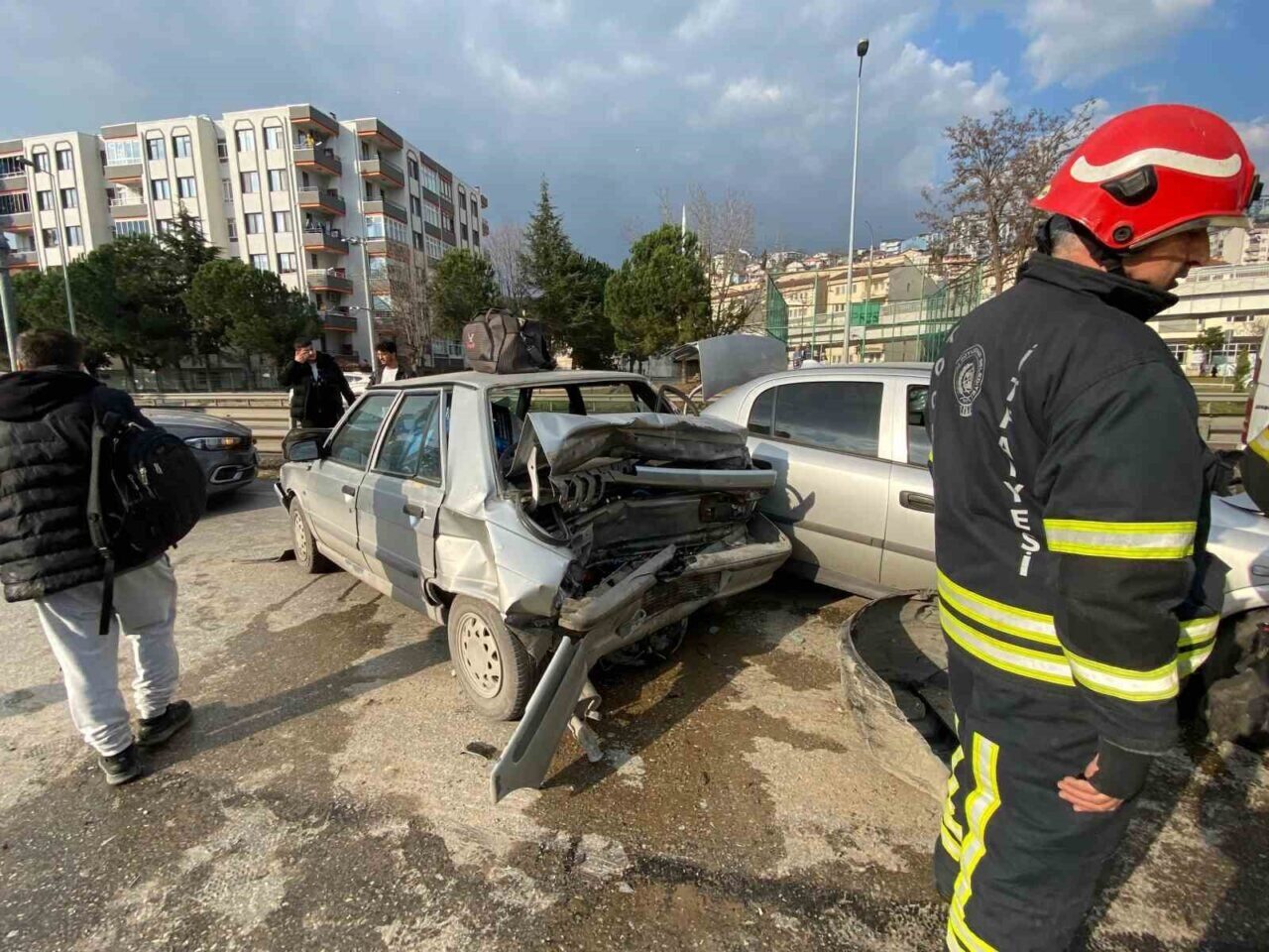 Kocaeli'nin İzmit ilçesindeki D-100 karayolunda, trafiğin yavaşlaması sonrası 5 aracın