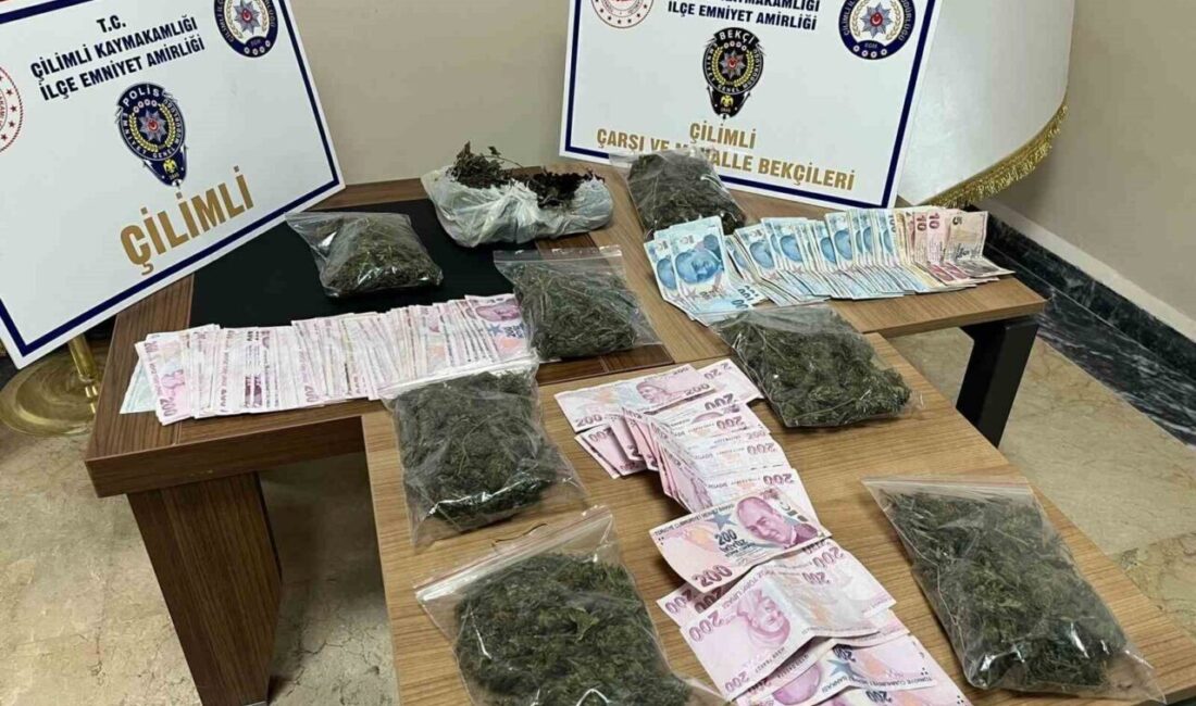 Düzce’de Uyuşturucu Operasyonunda 550 Gram Esrar ve 30 Bin TL Ele Geçirildi Düzce'de yapılan uyuşturucu operasyonunda Çilimli İlçe Emniyet Amirliği, 550 gram
