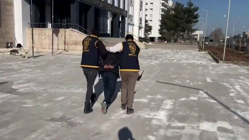 Adıyaman’da Aranan İki Şahıs, Polisi Ekipleri Tarafından Yakalandı Adıyaman'da, 6 yıl 7 ay hapis cezası bulunan H.K. ve