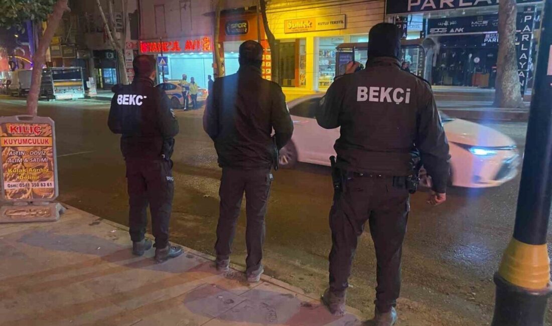 Adıyaman’da İki Grup Arasında Çıkan Kavga, Bekçilerin Müdahalesiyle Kontrol Altına Alındı Adıyaman'da Gölbaşı Caddesi'nde iki grup arasında başlayan tartışma, kavgaya dönüştü.