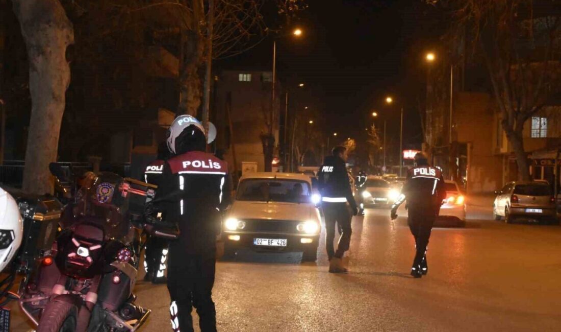 Adıyaman’da polis ekiplerinden kapsamlı asayiş denetimi gerçekleştirildi. Adıyaman'da İl Emniyet Müdürlüğü'ne bağlı polis ekipleri, şehir genelinde yoğun