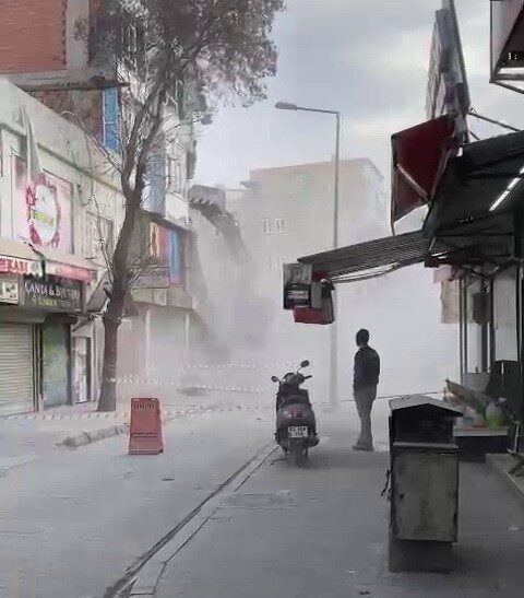 Adıyaman’da yıkım sırasında sulama yapılmaması, vatandaşların sağlık endişelerini artırıyor. Adıyaman'da, 6 Şubat depremlerinde hasar gören binaların yıkımı sırasında sulama