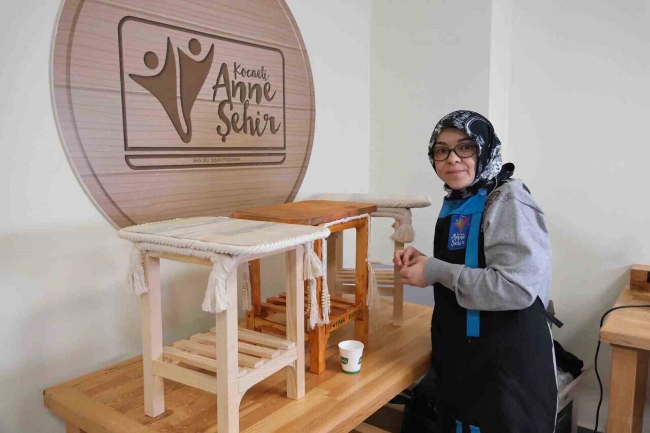 Kocaeli'deki ahşap atölyesine katılan kadınlar, el becerilerini geliştirip sosyalleşme fırsatı