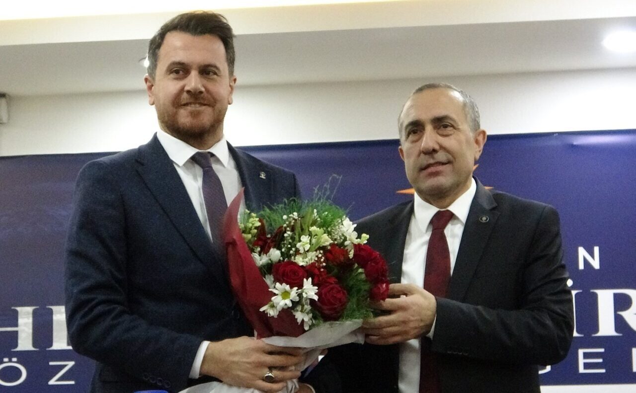 AK Parti Van İl Başkanı Abdulahat Arvas, düzenlenen törende görevi