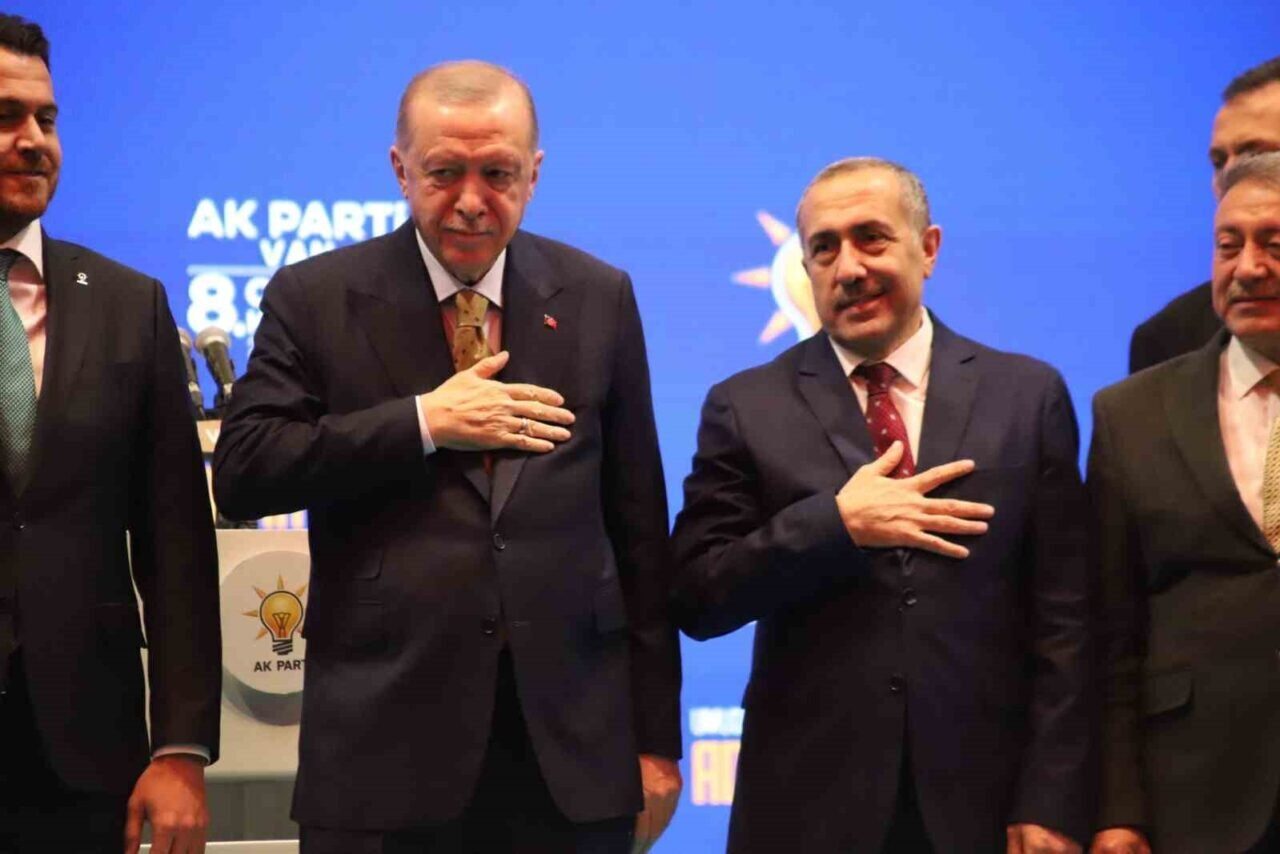 AK Parti Van İl Başkanı Abdulahat Arvas, devir teslim törenindeki