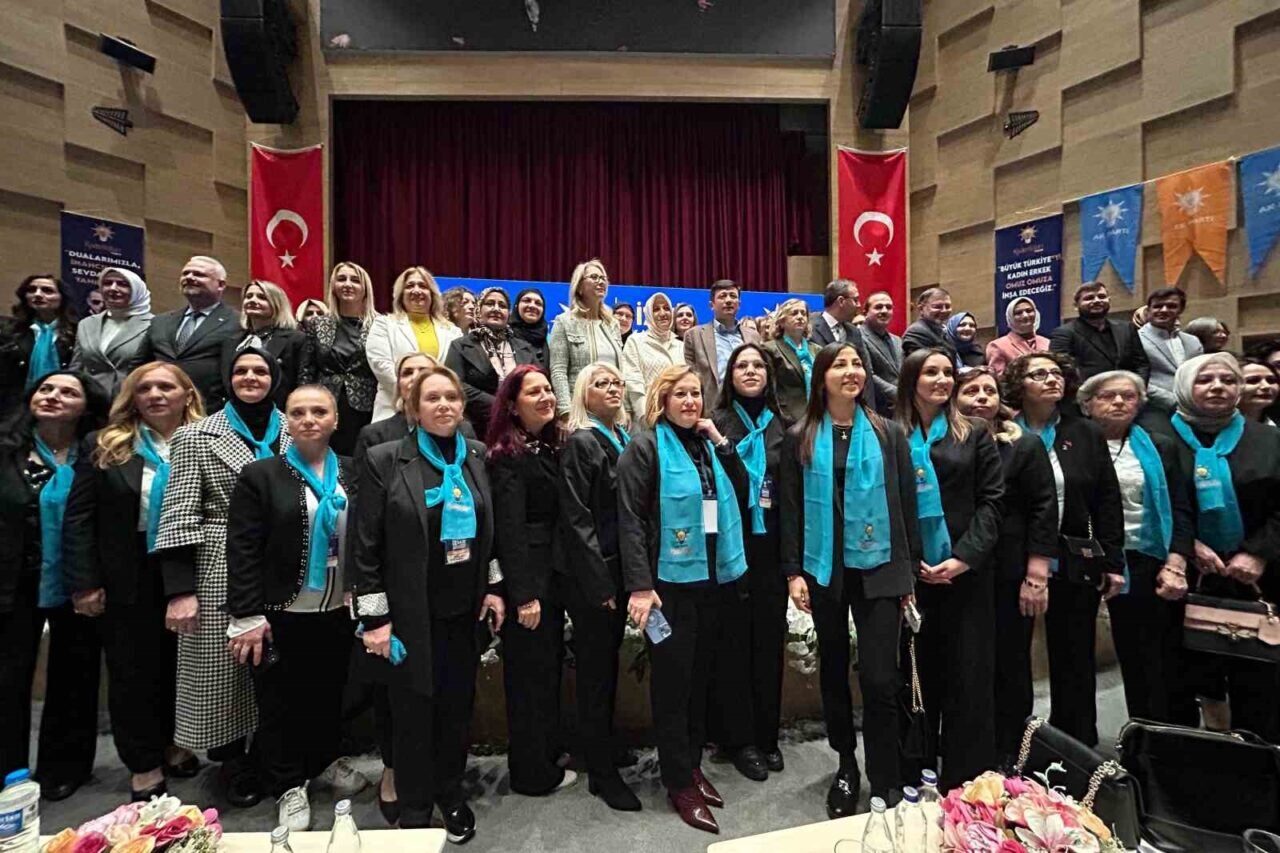 AK Parti İzmir Kadın Kolları 7. Olağan İl Kongresi'nde konuşan