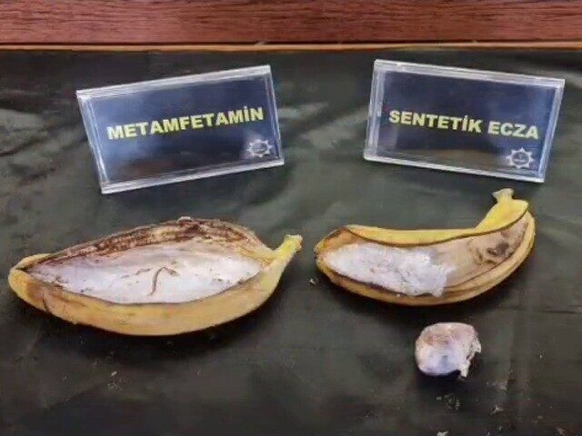 Sivas’ta Muz Poşetinde Uyuşturucu Bulundu, Bir Kişi Tutuklandı Sivas'ta bir kişinin muz poşetinde uyuşturucu ele geçirildi. Yapılan operasyonda,