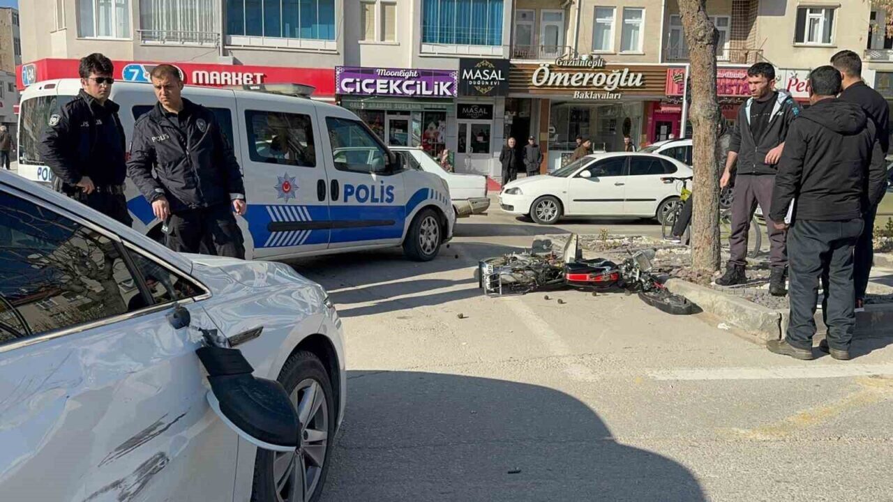Aksaray'da motosiklet ve otomobilin çarpıştığı kazada, ehliyetsiz sürücü Ü.B. (21)