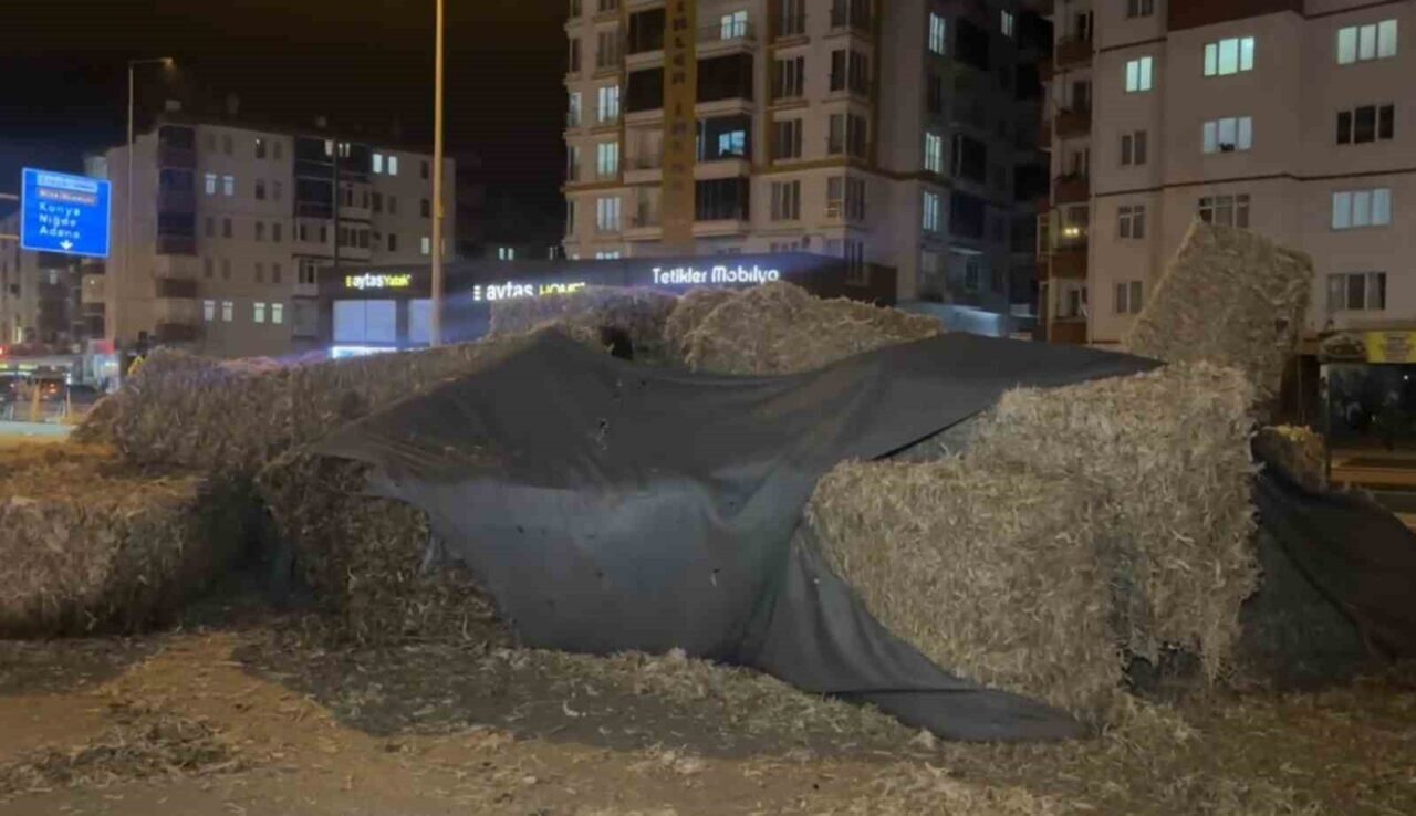 Aksaray'da 68 KF 539 plakalı tırın dorsesindeki saman balyaları virajda