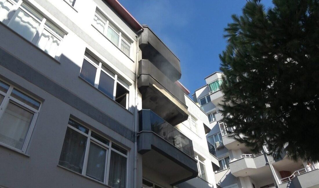 Alanya’da Elektrikli Sobadan Çıkan Yangında Mahsur Kalan Aile İtfaiye Ekipleri Tarafından Kurtarıldı Antalya'nın Alanya ilçesinde Oba Mahallesi'nde bir evde elektrikli sobanın çıkardığı