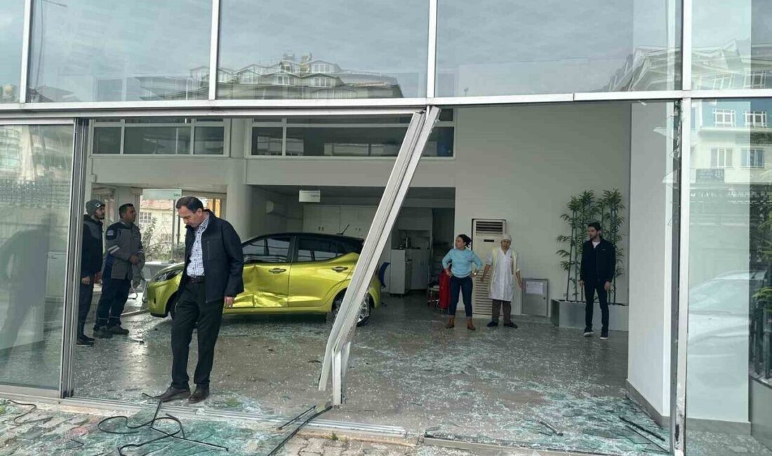 Alanya’da Şerit İhlali Sonucu Gösterim Alanına Giren Araçta Maddi Hasar Oluştu Antalya'nın Alanya ilçesinde, şerit ihlali yapan bir sürücü kontrolü kaybederek