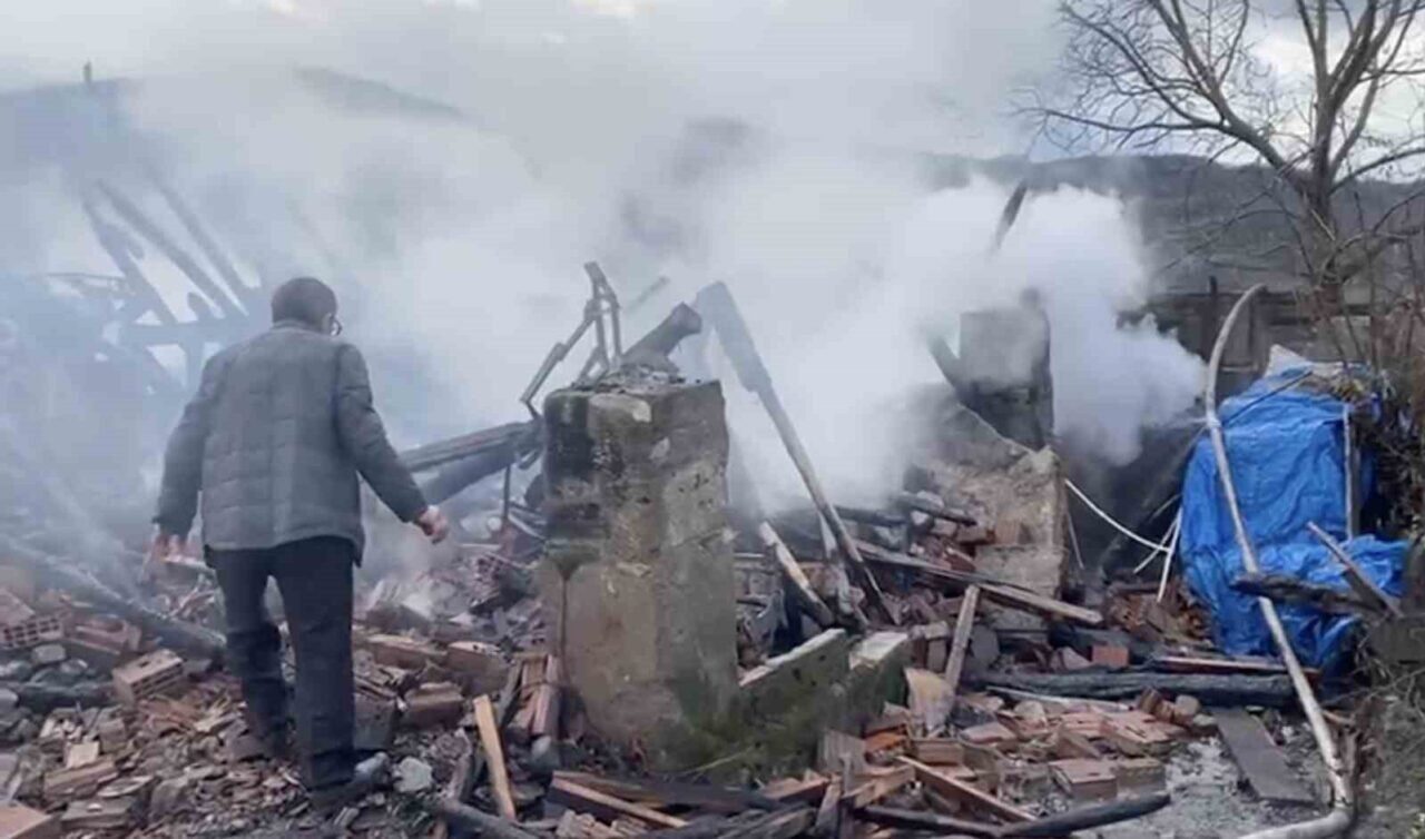 Kastamonu'nun Cide ilçesindeki Çakırlı köyünde bir evde çıkan yangın itfaiye