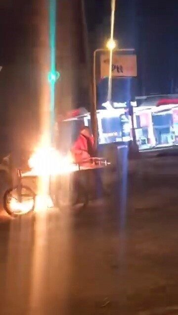 Alkollü Şahıs, İnegöl’de Ekmek Teknesini Ateşe Verip Oturduğu Anlar Şaşkınlık Yarattı Bursa'nın İnegöl ilçesinde alkollü bir kişi, Orhaniye Mahallesi'nde seyyar satış