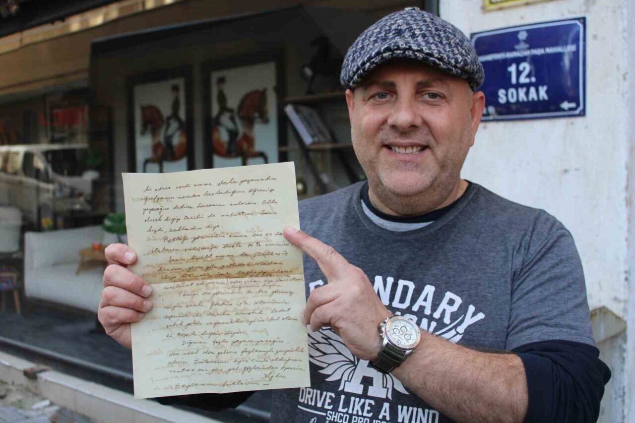 Serkan Topal, İstanbul'daki antika pazarında bulduğu 1960'lı yıllara ait mektupların