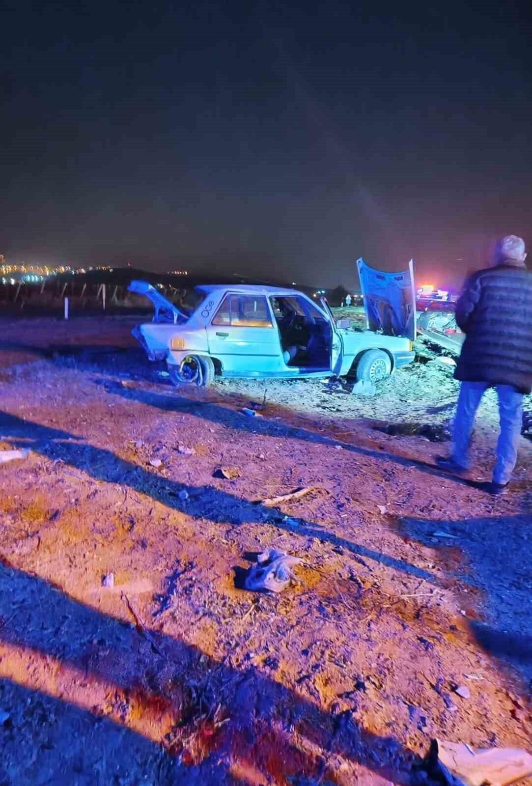 Hatay'ın Antakya ilçesinde Madenboyu Mahallesi'nde iki otomobilin çarpışması sonucu üç