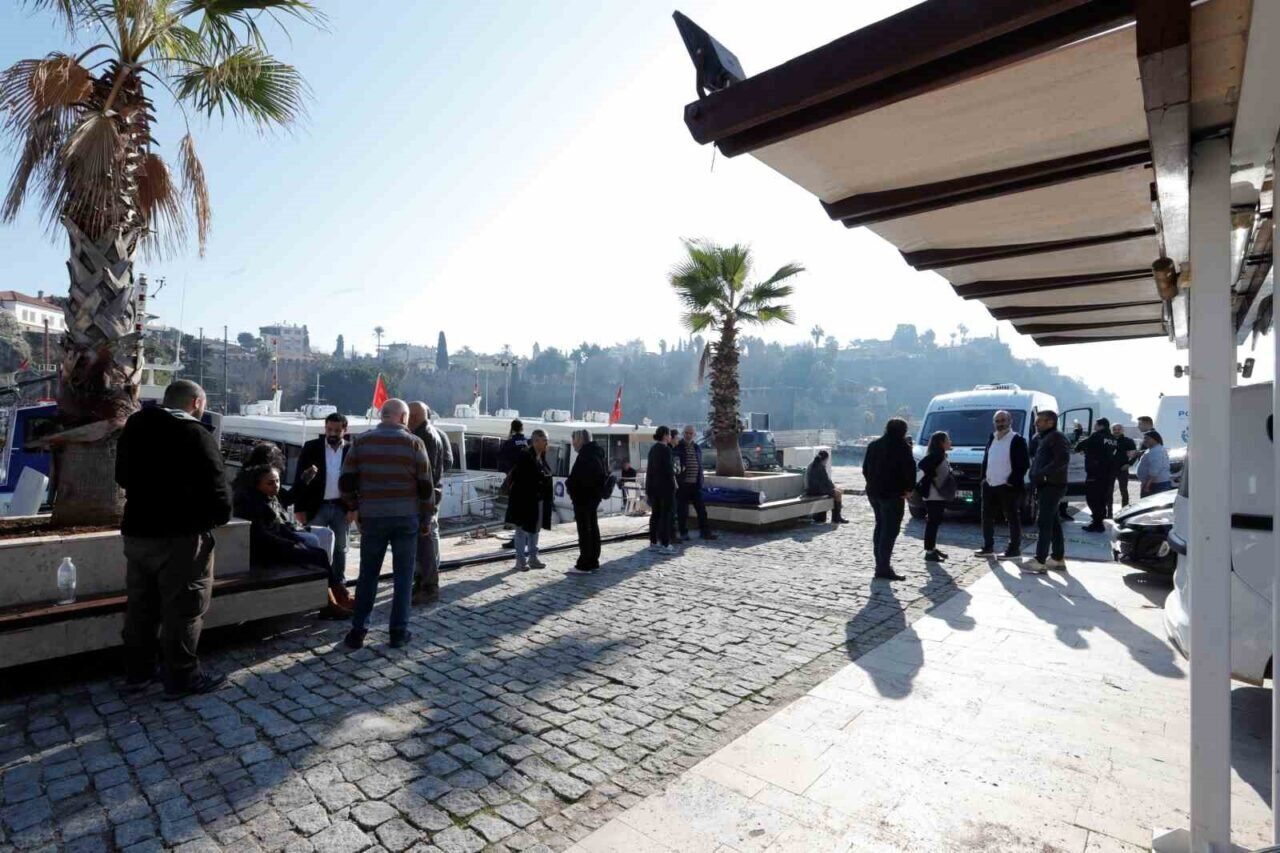 Antalya'nın Muratpaşa ilçesinde 18 yaşındaki Hüseyin Boran Karabulut'un cansız bedeni,