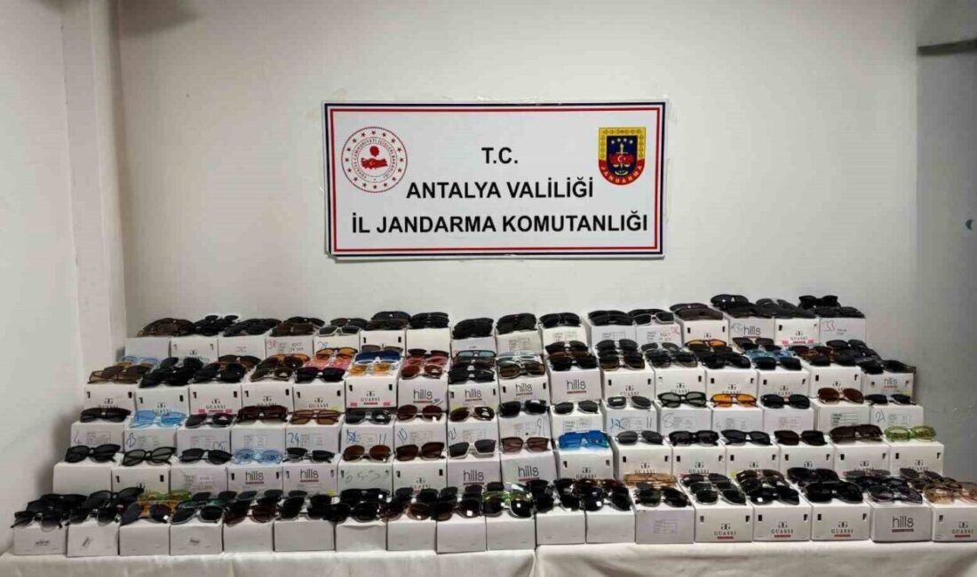 Antalya’da gerçekleştirilen operasyonda 5 bin kaçak güneş gözlüğü ele geçirildi Antalya'da jandarma ekipleri, H.O.E. isimli kişinin kaçak yollarla ithal ettiği