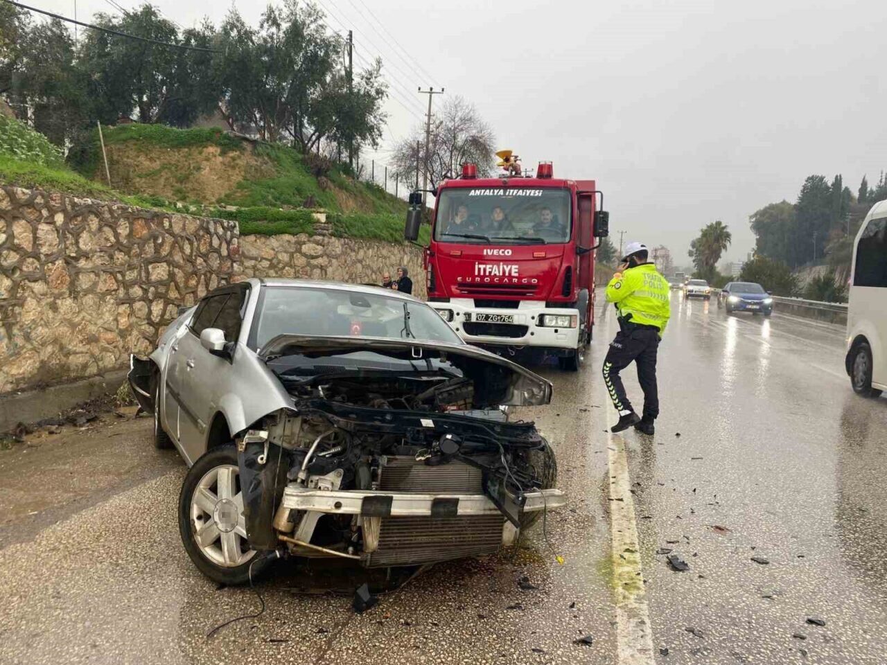 Antalya’nın Serik bölgesinde meydana gelen bir trafik kazasında, yağmurların yol