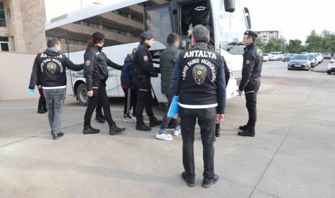 Antalya’da Son Hafta İçinde 483 Aranan Şahıs Yakalandı Antalya'da son bir haftada emniyet güçleri 483 aranan şahsı yakaladı.