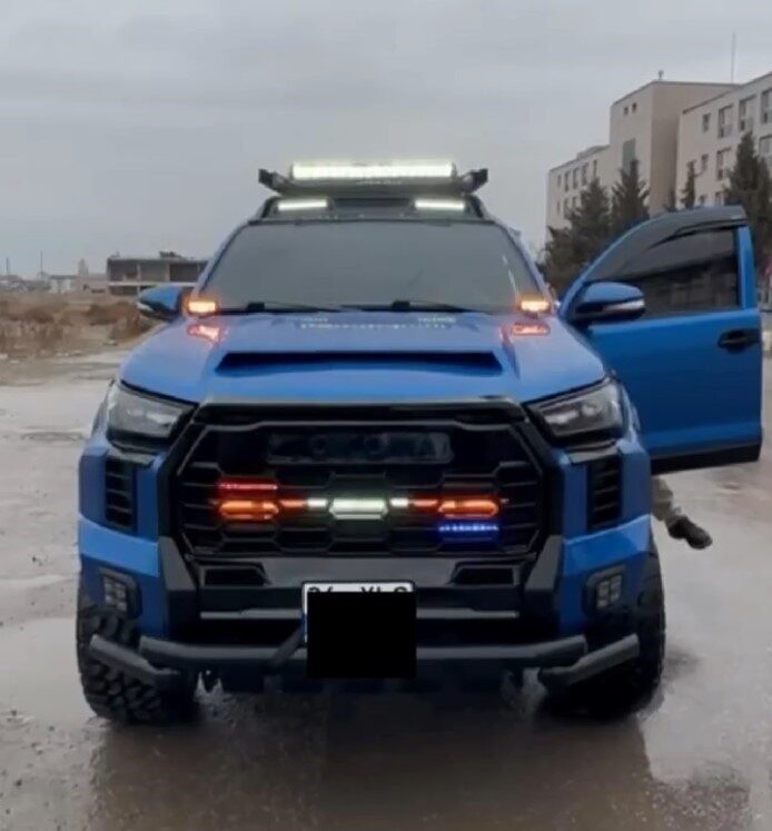 Aksaray'da, polis ekiplerinin denetimi sırasında çakar lamba takılı bir arazi
