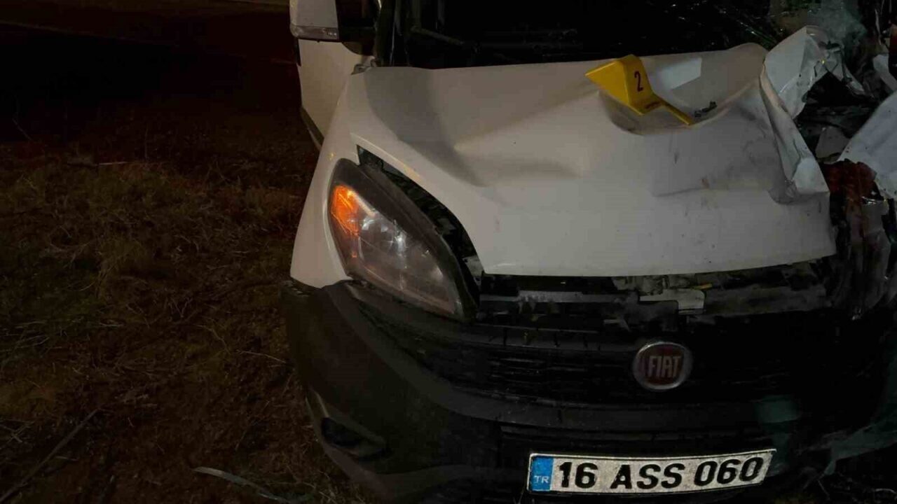Afyonkarahisar'da arızalı aracının başında bekleyen Güven A., kontrolden çıkan hafif