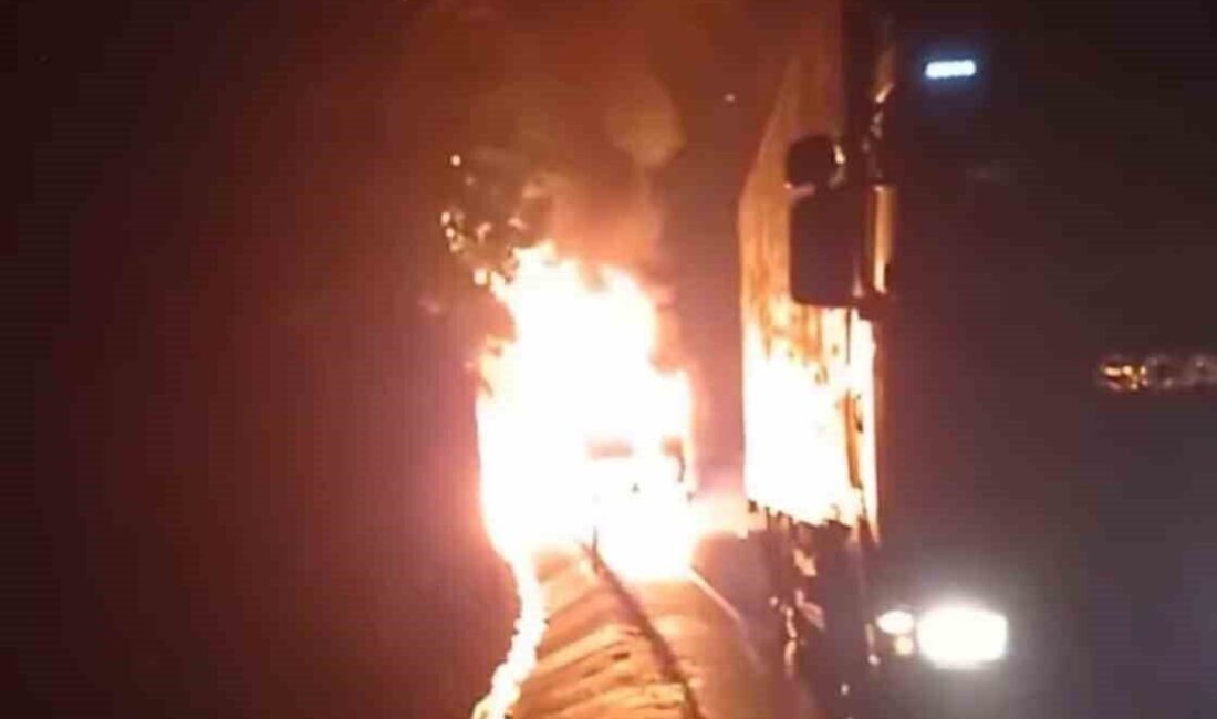 Bursa’da Tır Motoru Alev Aldı, Araç Kullanılamaz Hale Geldi Bursa-İstanbul Otoyolu'nda bir tır, seyir halindeyken motorundan alev aldı. Sürücünün
