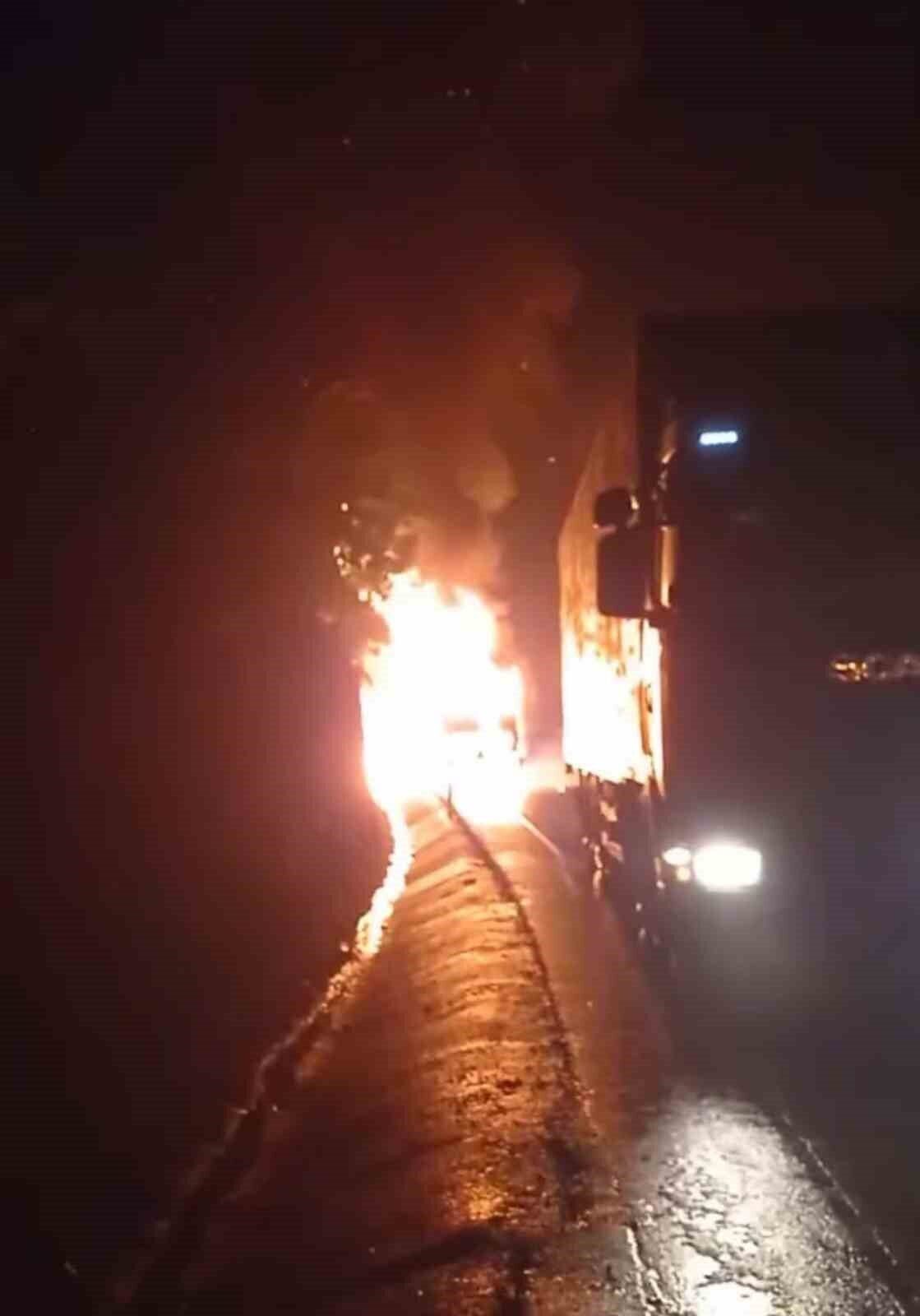 Bursa-İstanbul Otoyolu'nda bir tır, seyir halindeyken motorundan alev aldı. Sürücünün