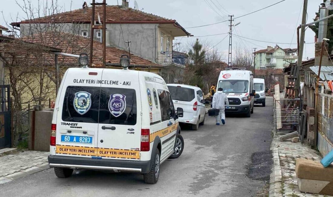 Tokat’ta Alkol Aldığı Arkadaşını Baltayla Öldüren Şahıs, Evin Önünde İtiraf Etti! Tokat'ın Zile ilçesinde Murat Tercuman (44), alkol aldığı arkadaşı O.