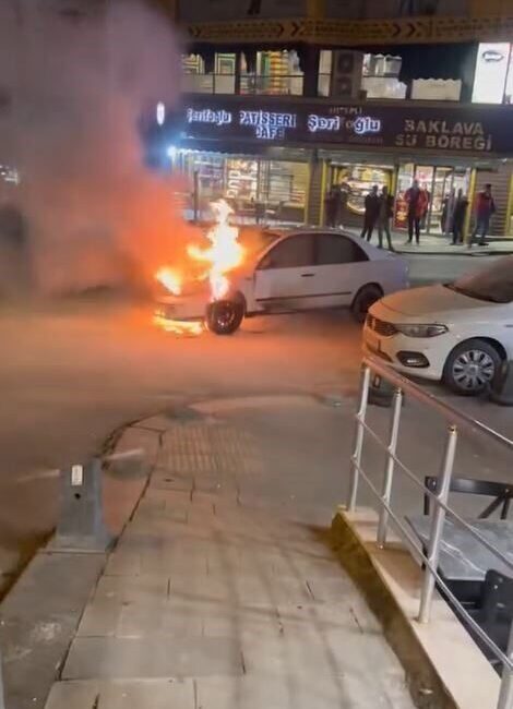 Arnavutköy’de Seyir Halindeki Araçta Çıkan Yangın Korku Yarattı İstanbul Arnavutköy'de seyir halindeki bir otomobilin motor kısmında çıkan yangın,