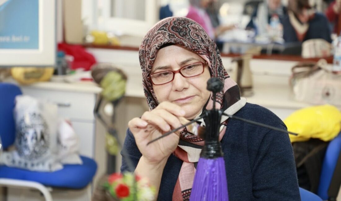 Yunusemre’de Kadınlar, Afrikalı Bebek Biblolarıyla Aile Bütçesine Destek Oluyor Yunusemre Belediyesi'nin Ayn-ı Ali Kadın Dayanışma ve Eğitim Merkezi'nde düzenlenen