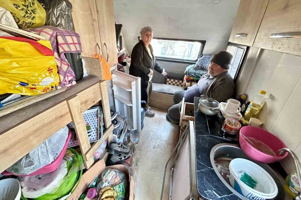İzmir'de, 69 yaşındaki Seval Taşkın, zihinsel engelli oğlu ile birlikte