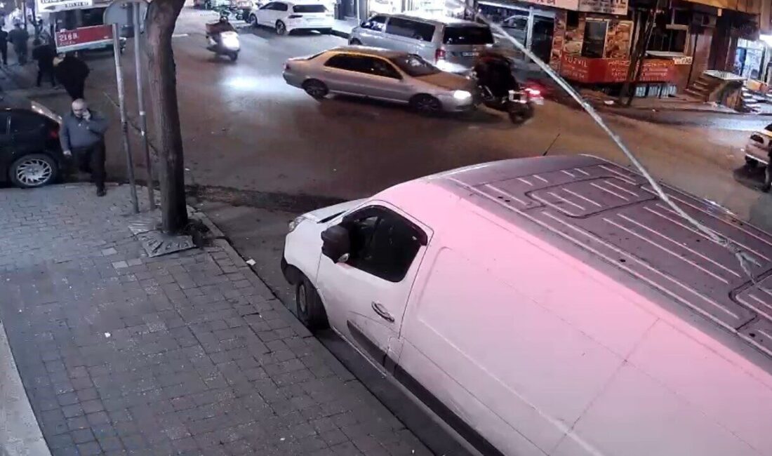 Bağcılar’da Motosikletli Yunus Polislerinin İntersekteki Kaza Anı Güvenlik Kamerasına Yansıdı, 2 Polis Memuru Yaralı Bağcılar'da motosikletli yunus polislerinin devriye esnasında bir otomobille çarpışması sonucu