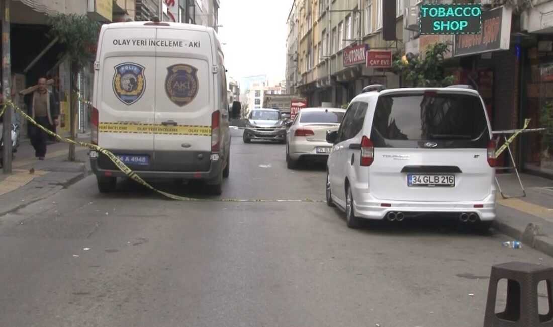 Bahçelievler’deki silahlı saldırıda bir kişi hayatını kaybetti, 3 yaralı var Bahçelievler'de bir daireye yapılan silahlı saldırıda 1 kişi yaşamını yitirdi,