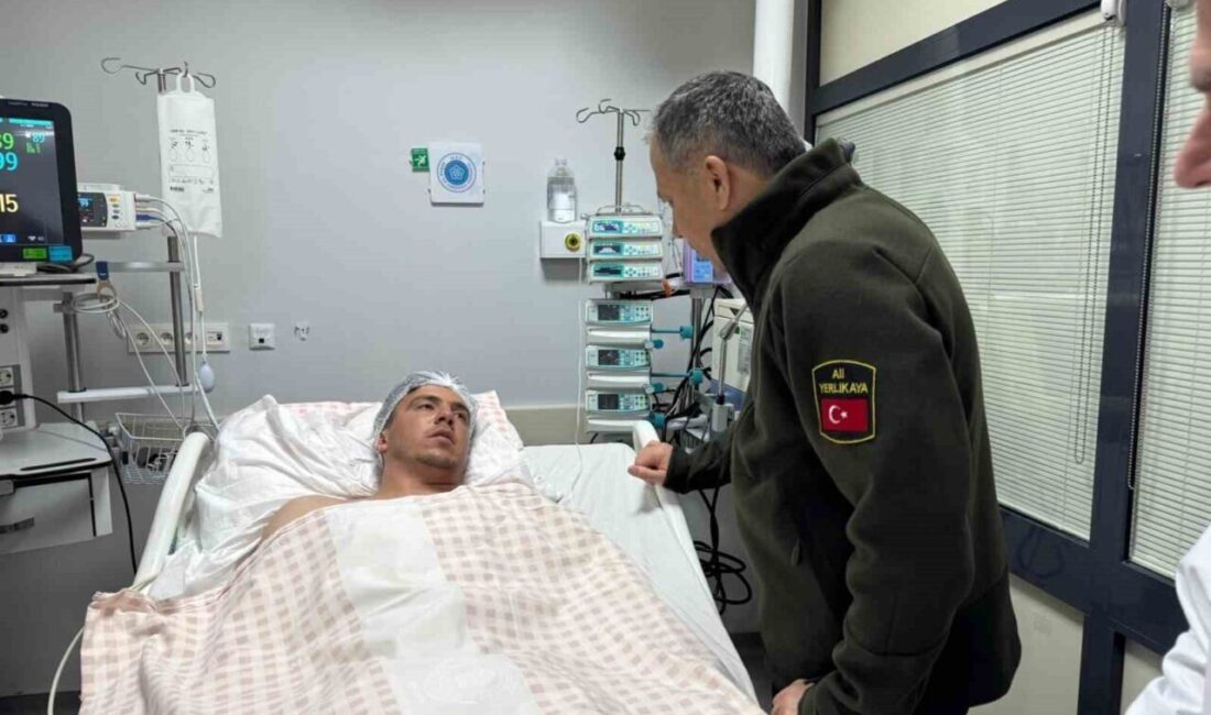 Bakan Yerlikaya, Selçuklu’daki çöken binadan kurtarılan 3 kişiyi hastanede ziyaret etti. İçişleri Bakanı Ali Yerlikaya, Selçuklu'da çöken binanın enkazından kurtarılan 3