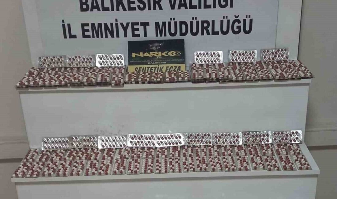 Balıkesir’de Narkotik Ekipleri 2.700 Sentetik Ecza Hapı Ele Geçirdi, İki Şahıs Tutuklandı Balıkesir İl Emniyet Müdürlüğü Narkotik birimleri, il merkezinde gerçekleştirdiği operasyonda