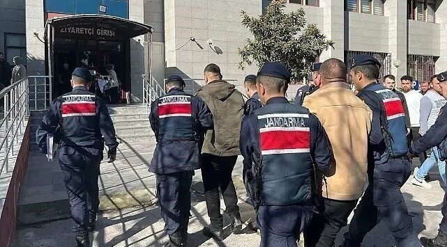 Balıkesir’de Jandarma, aralarında hapis cezası bulunan 307 kişiyi yakaladı Balıkesir'de jandarma, son bir haftada 307 aranan kişiyi yakaladı. Aralarındaki