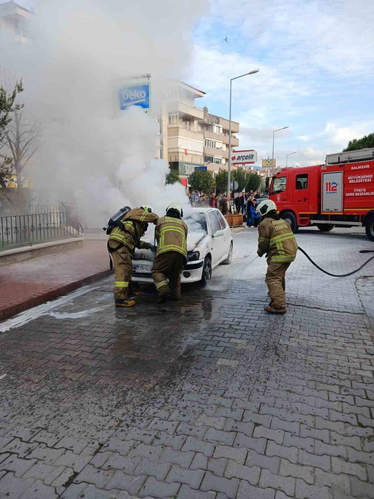 Balıkesir'in Burhaniye ilçesinde seyir halindeki araçlarda iki ayrı yangın çıktı.
