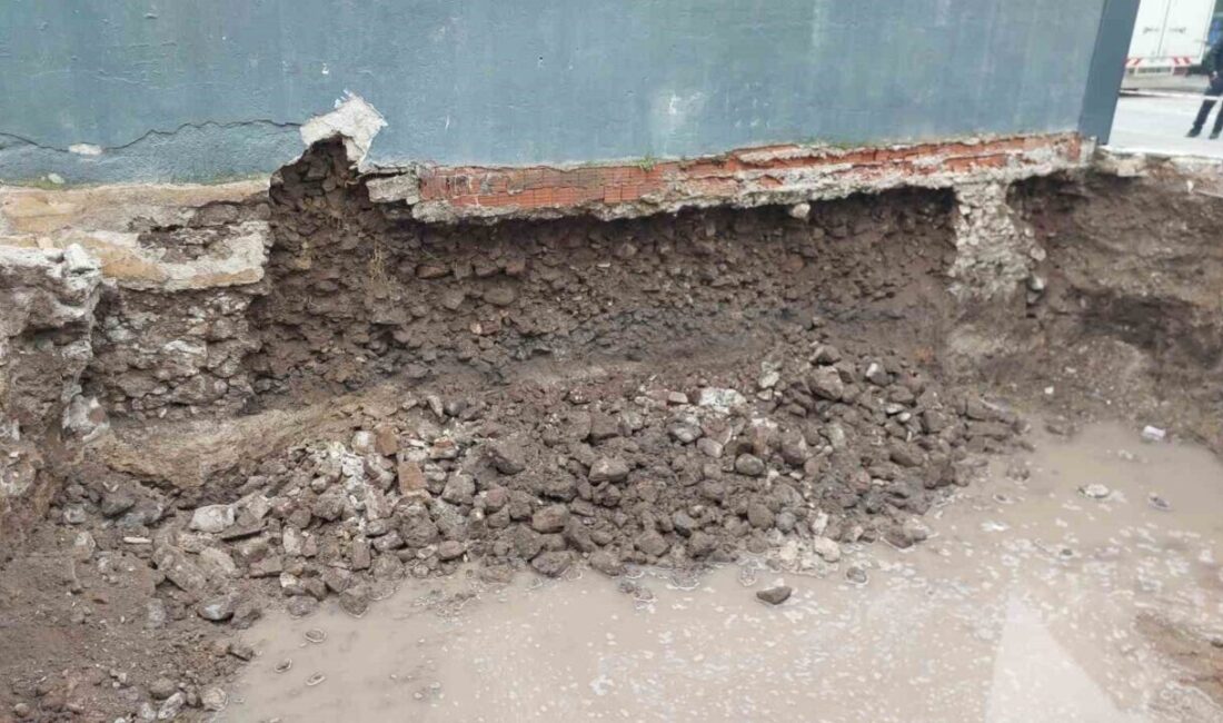 Balıkesir’de bina temeli kazısında yan binada toprak kayması gerçekleşti Balıkesir’in Altıeylül ilçesinde yapılan bina temeli kazısı sırasında yanındaki binanın