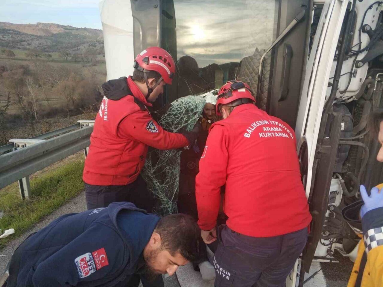 Balıkesir'de İstanbul-İzmir Otoyolu'nda meydana gelen kazada, hız nedeniyle bariyerlere çarpan