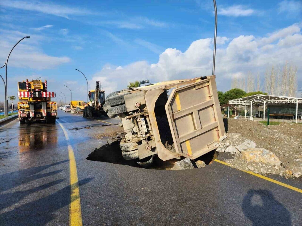 Balıkesir'in Edremit ilçesinde, 26 VF XXX plakalı hafriyat kamyonu, altyapı