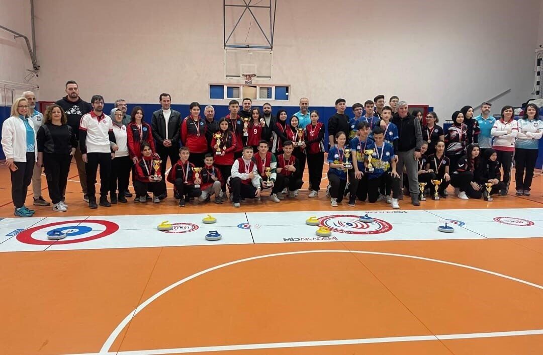 Kütahya’nın Tavşanlı Balıköy Anadolu Lisesi, curling müsabakasında kız takımının il