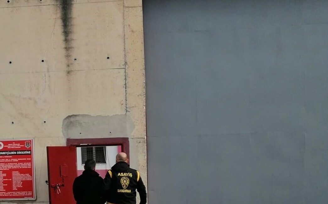 Bandırma’da Hırsızlık Suçundan Aranan 27 Yıl Hapis Ceza Alan Şahıs Yakalandı Balıkesir’in Bandırma ilçesinde, hakkında 27 yıl 2 ay 21 gün