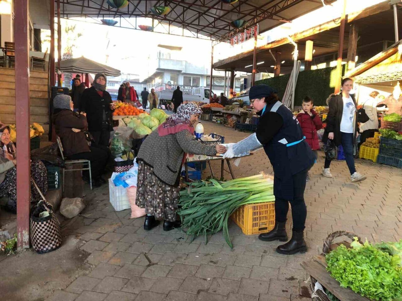 Aydın Büyükşehir Belediyesi, kış aylarında pazarcı esnafı ve vatandaşlara çorba