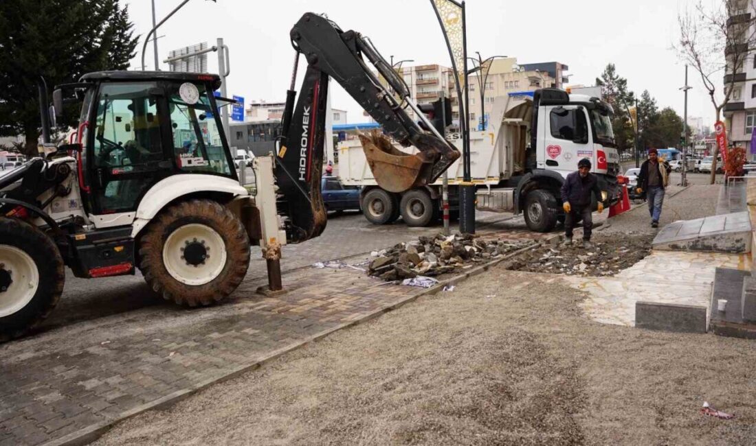 Kahta Belediyesi, ilçede yol ve kaldırım yenileme işlemlerine devam ediyor Adıyaman Kahta Belediyesi, ilçe genelinde yol ve kaldırım yenileme çalışmalarına