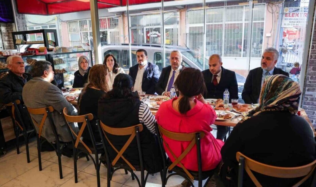 Başkan Özkan Yalım, Dikilitaş Esnafıyla Kahvaltıda Buluştu Uşak Belediye Başkanı Özkan Yalım, esnaf ziyaretleri kapsamında Dikilitaş'ta esnaflarla