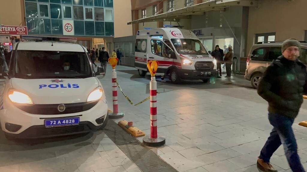 Batman'da, 53 yaşındaki Gülistan Yılmaz, Aydınlık Evler Mahallesi'ndeki apartmanının 3'üncü