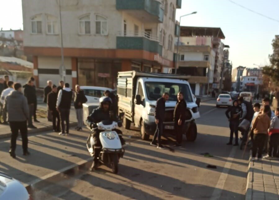 Batman’da hafif ticari araç ile otomobil çarpıştı, 1 yaralı! Batman'ın Bahçelievler Mahallesi'nde hafif ticari araç ve otomobilin çarpışması sonucu
